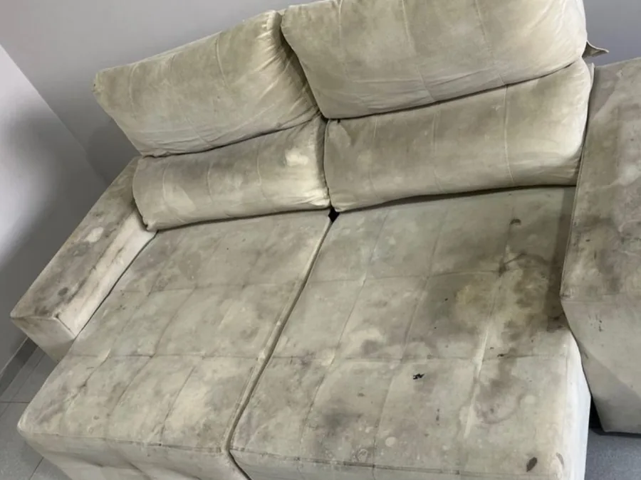 Sofá branco manchado antes da limpeza