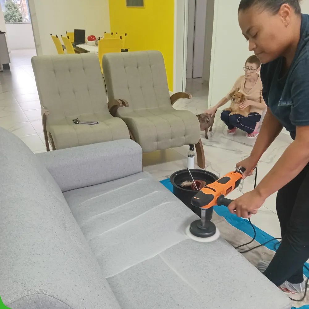 Profissional da BC Renova Clean higienizando poltronas