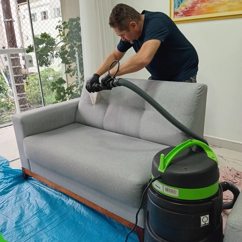 Equipe da BC Renova Clean higienizando um sofá no local em Balneário Camboriú