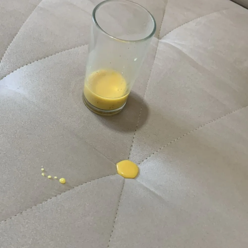 Suco escorrendo em gota sobre estofado impermeabilizado pela BC Renova Clean