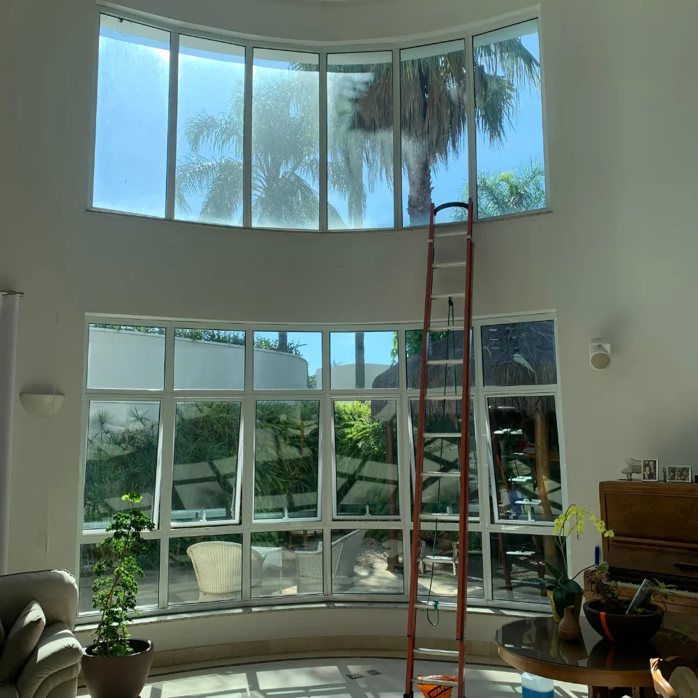 Retirada cuidadosa de cortinas em Balneário Camboriú